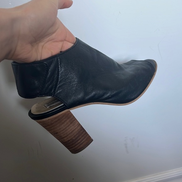 Size 7.5 Steve Madden Sandal - Picture 2 of 3